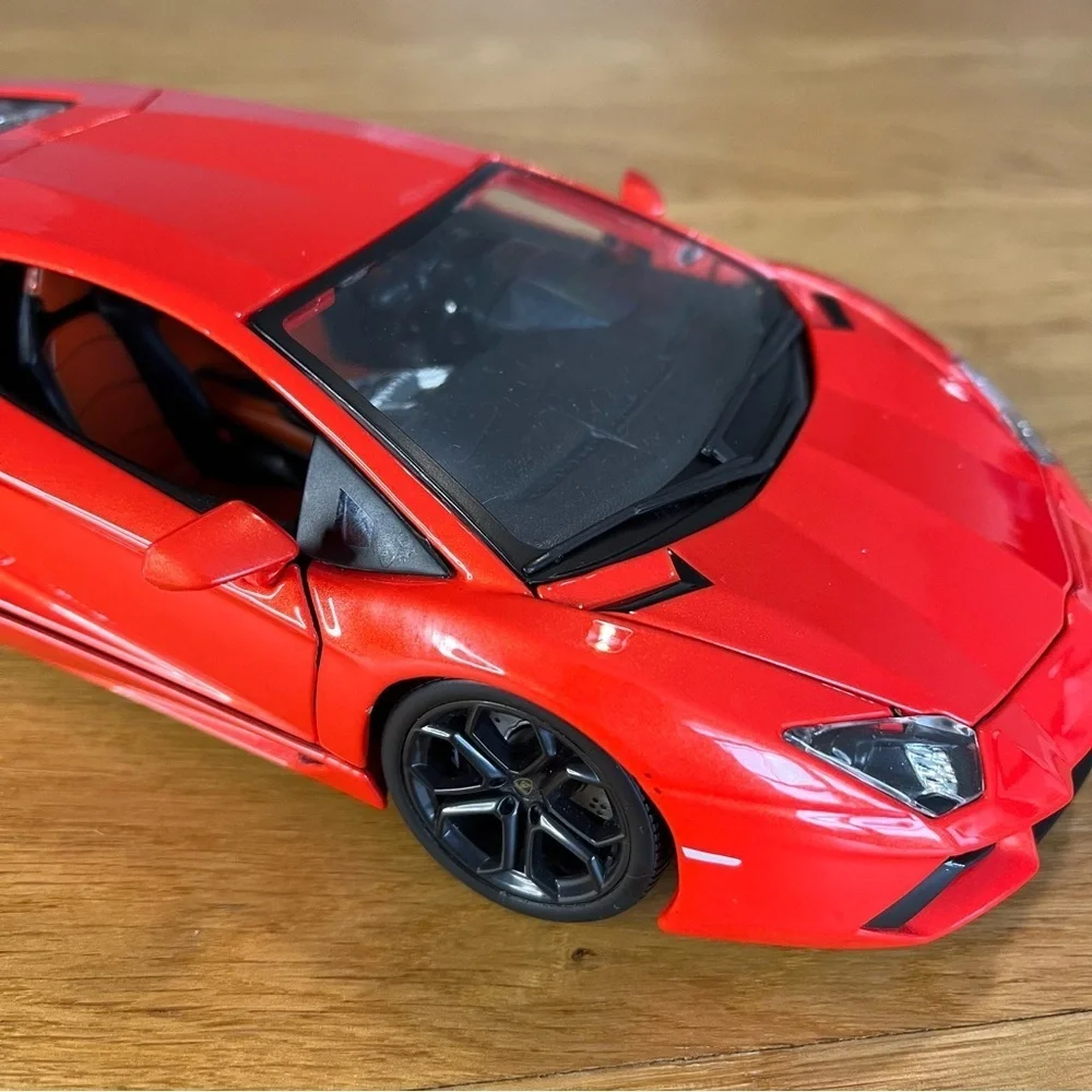 1:18 Burago Lamborghini Aventador LP700-4 Diecast Car